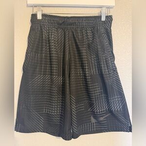 Nike Black Patterned Big Kid/Men's Athletic Shorts. Size Small